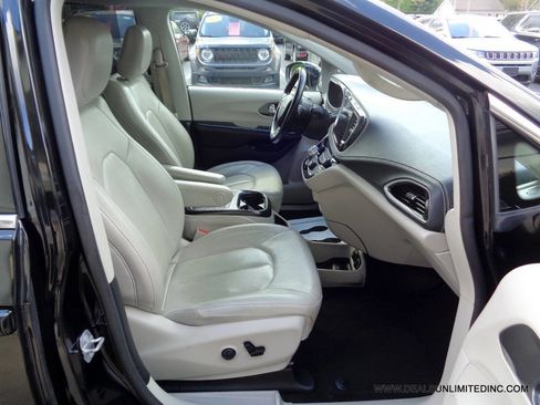 Used 2021 Chrysler Pacifica Touring-L FWD image 28