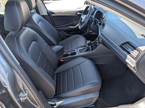 Used 2024 Volkswagen Jetta SE image 7