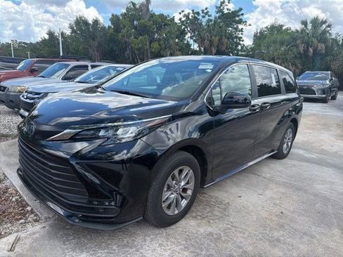 Used 2025 Toyota Sienna LE FWD image 1