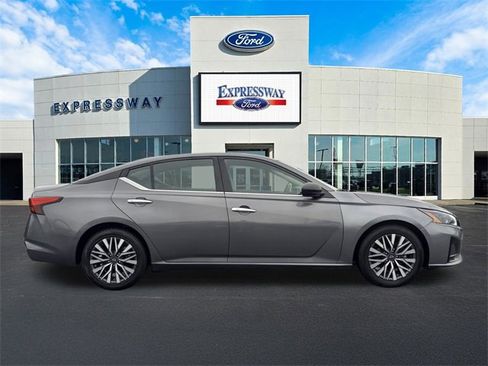 Used 2024 Nissan Altima 2.5 SV image 5