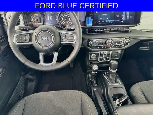 Used 2025 Jeep Wrangler Unlimited Sahara AWD/4WD image 24