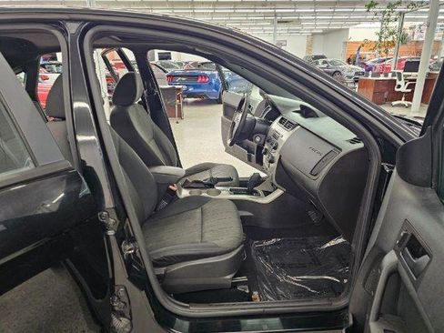 Used 2010 Ford Focus SE image 30