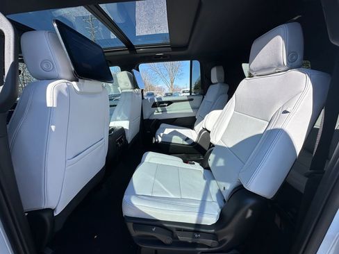 New 2026 Chevrolet Suburban Premier image 22