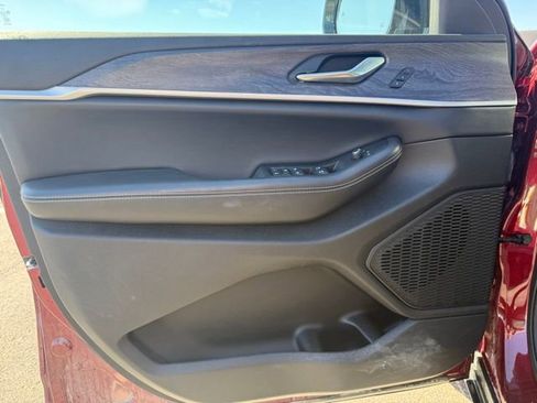 Used 2024 Jeep Grand Cherokee Limited w/ Luxury Tech Group II image 11