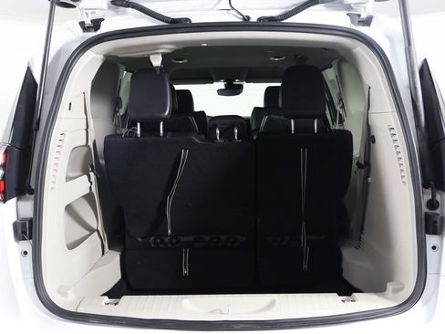 Used 2024 Chrysler Pacifica Touring-L image 19