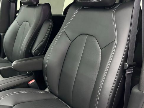 New 2026 Chrysler Pacifica Select AWD/4WD image 19