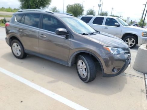 Used 2015 Toyota RAV4 LE FWD image 2