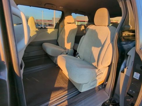 Used 2011 Toyota Sienna LE w/ Towing Pkg image 13