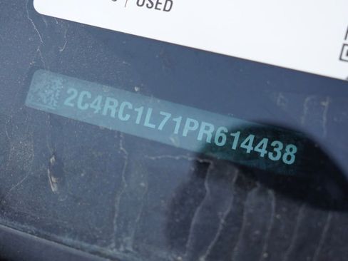 Used 2023 Chrysler Pacifica Touring-L image 6