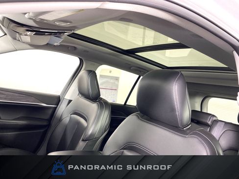 Used 2023 Jeep Grand Cherokee 4WD 4xe image 2