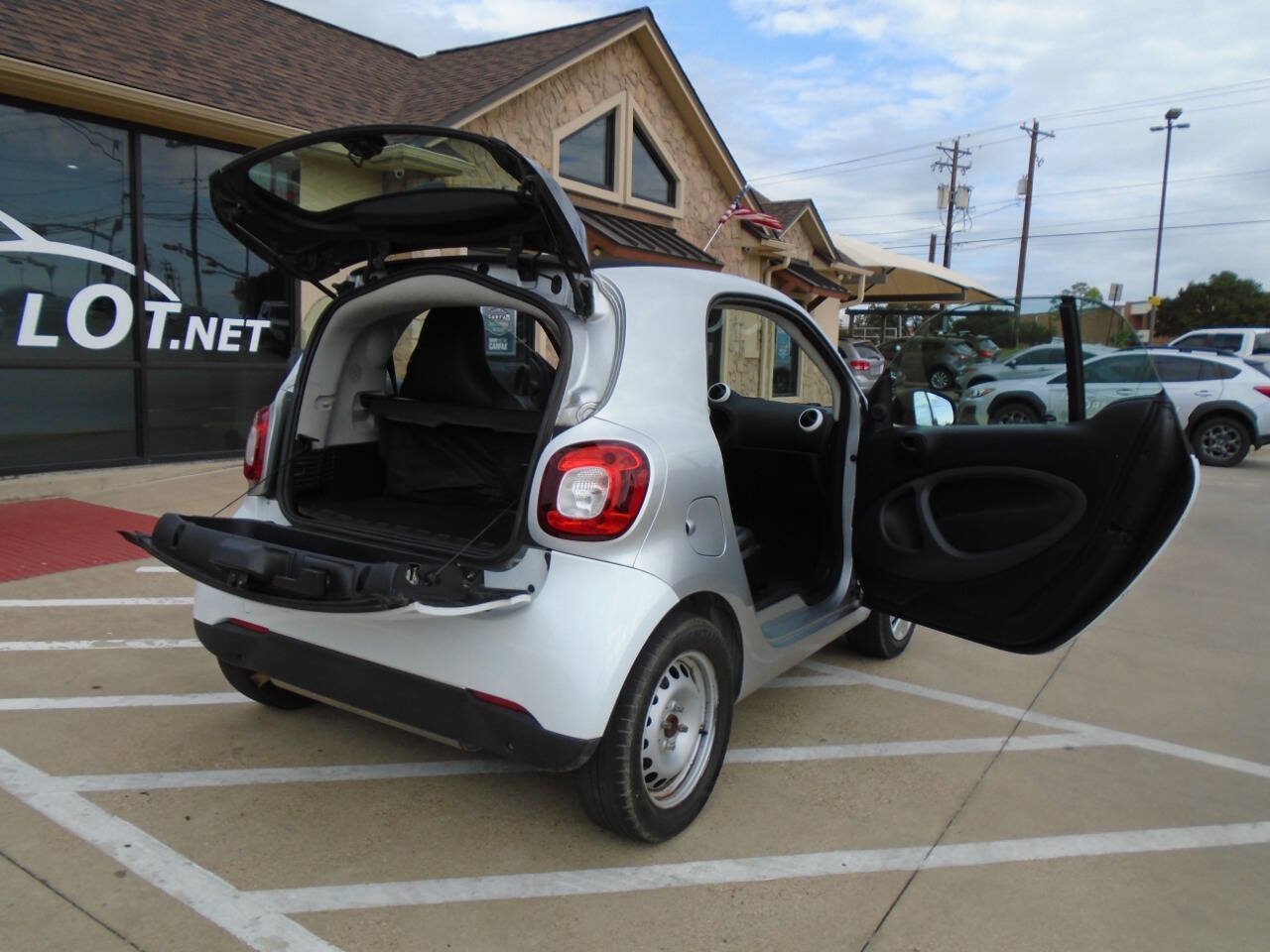 Used 2017 smart fortwo pure RWD image 19