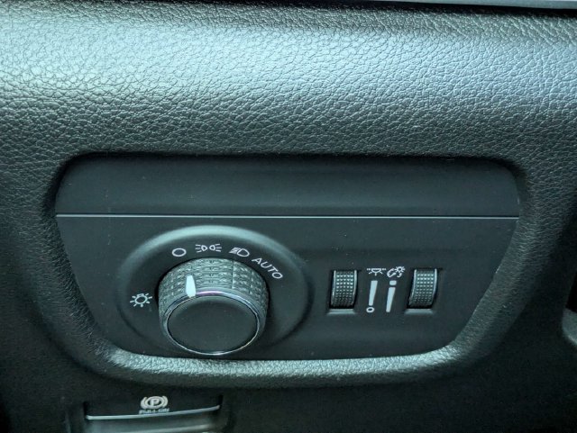 Used 2025 Jeep Grand Cherokee Laredo RWD image 24