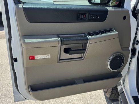 Used 2004 HUMMER H2 w/ Preferred Equipment Group AWD/4WD image 16