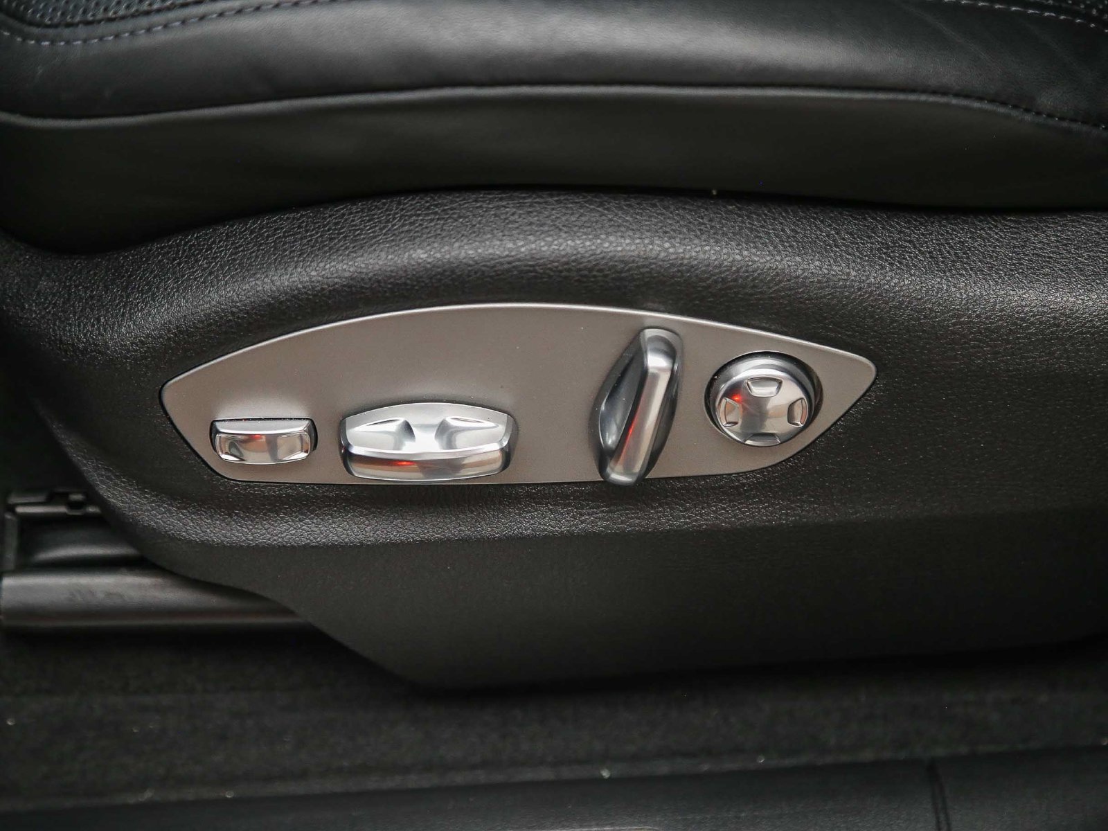 Certified 2025 Porsche Macan S AWD/4WD image 25