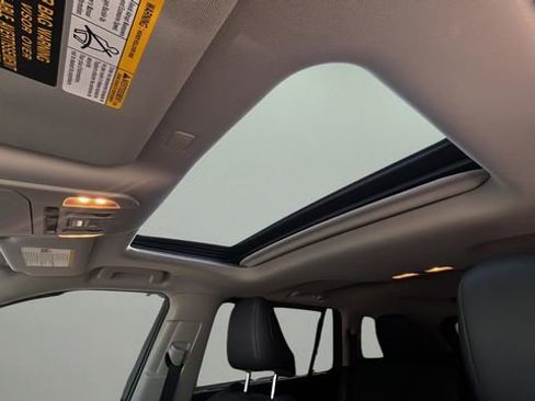Used 2020 Toyota Highlander XLE AWD/4WD image 19