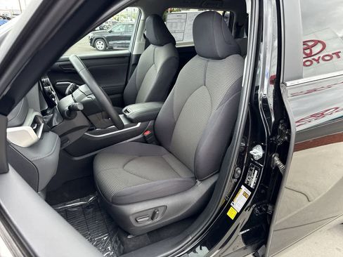 Used 2023 Toyota Highlander LE AWD/4WD image 11