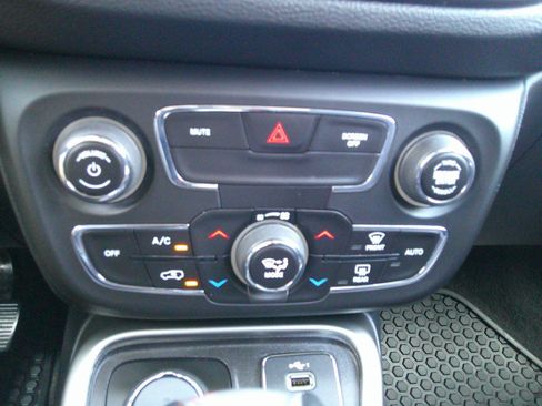 Used 2019 Jeep Compass Latitude w/ Popular Equipment Group AWD/4WD image 91