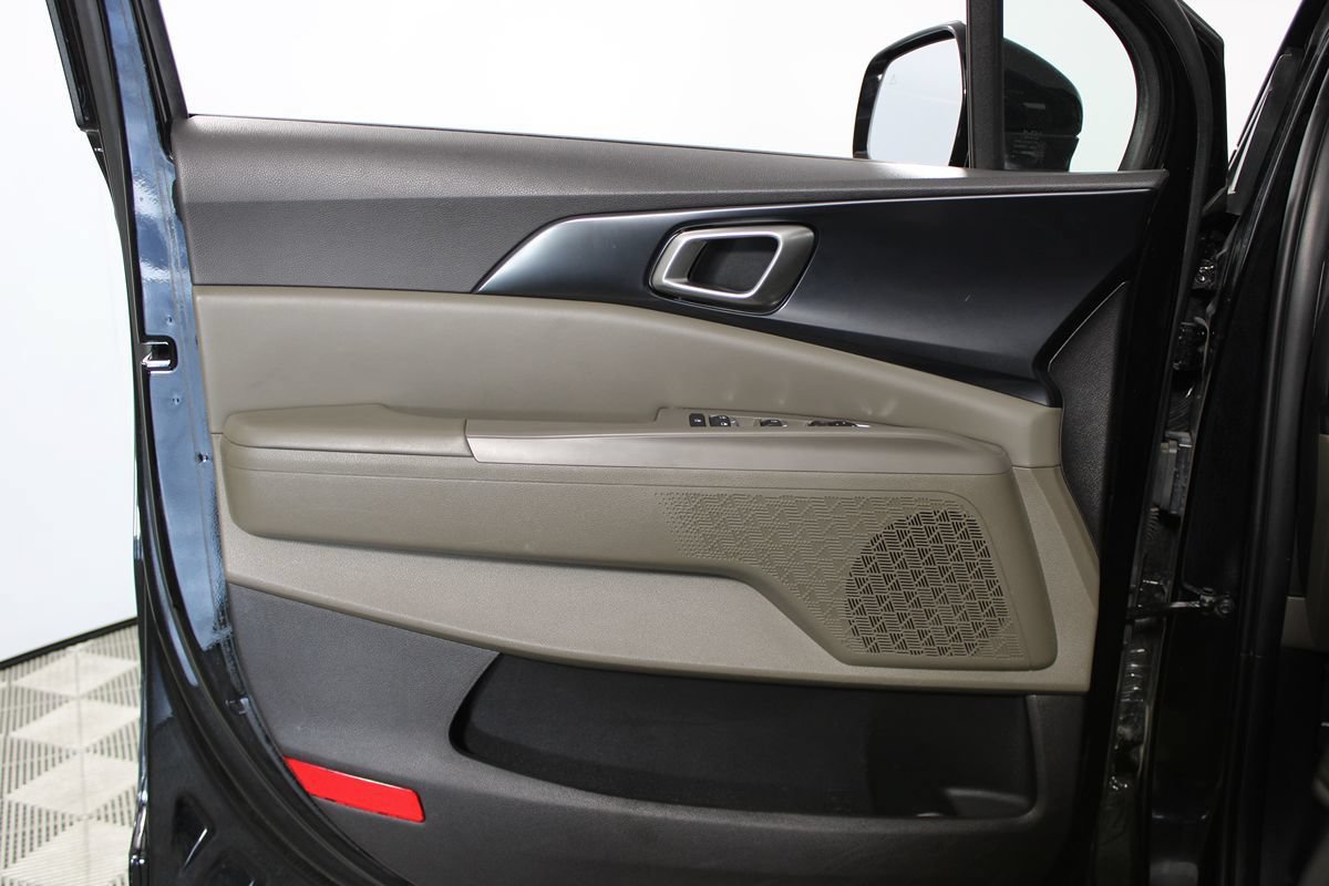 Used 2025 Kia Carnival FWD image 38