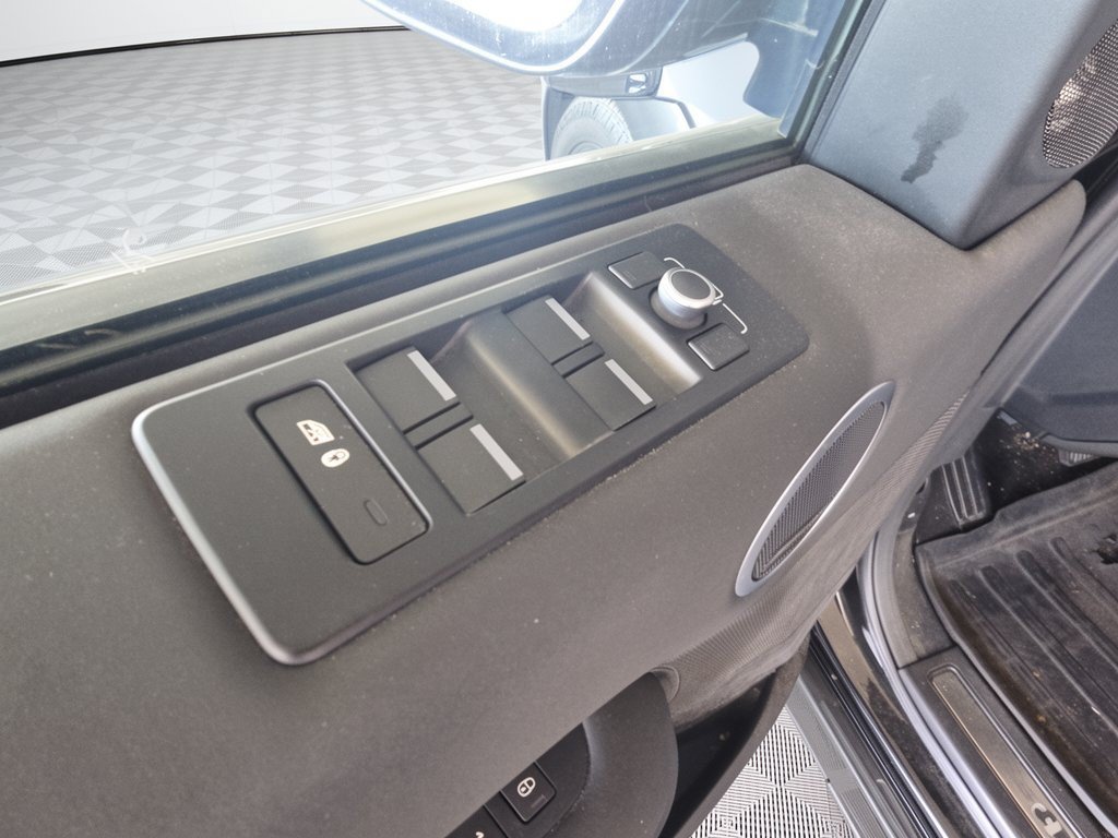 Used 2017 Land Rover Discovery HSE AWD/4WD image 12