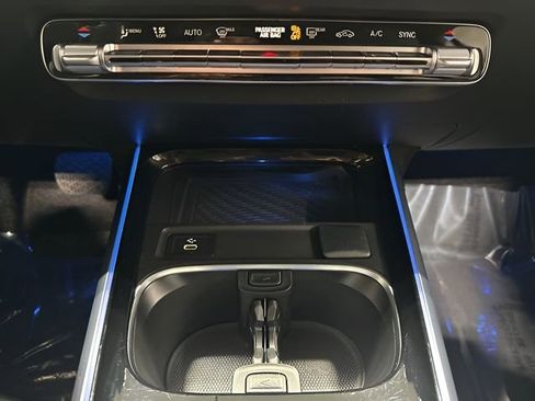 Used 2025 Mercedes-Benz GLB 250 4MATIC image 26