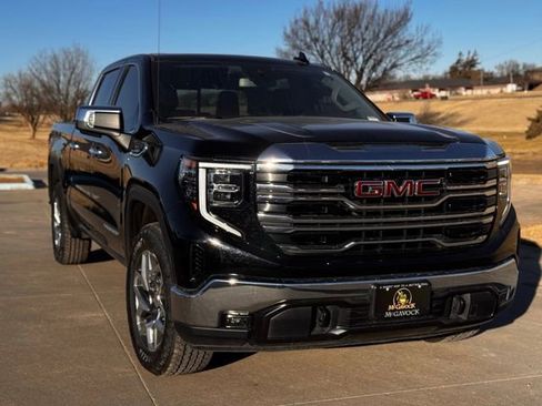 Used 2023 GMC Sierra 1500 SLT w/ SLT Convenience Package image 9