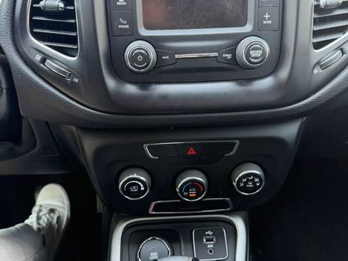 Used 2018 Jeep Compass Latitude AWD/4WD image 6