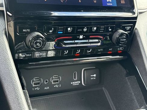 Used 2022 Jeep Grand Cherokee Limited w/ Luxury Tech Group II AWD/4WD image 23