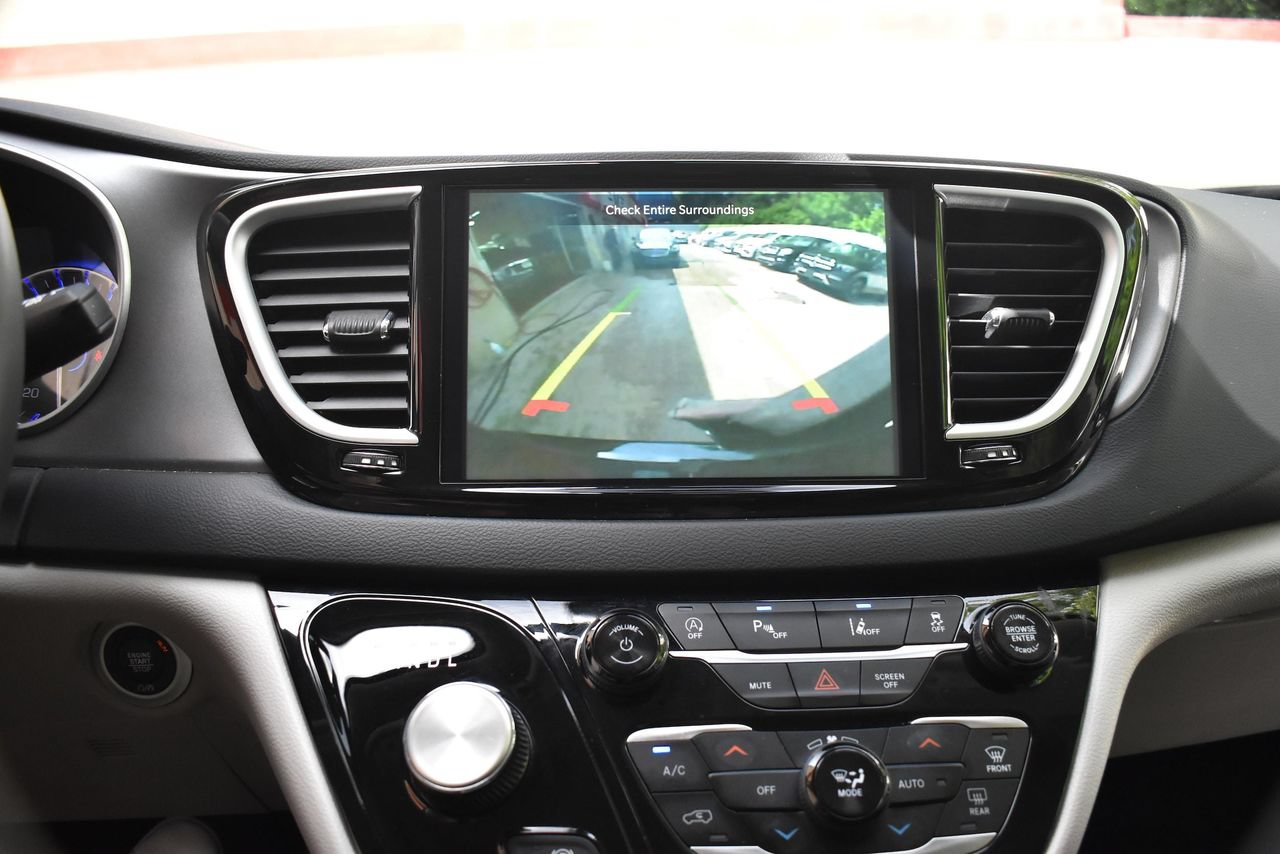 Used 2024 Chrysler Pacifica Touring-L FWD image 29