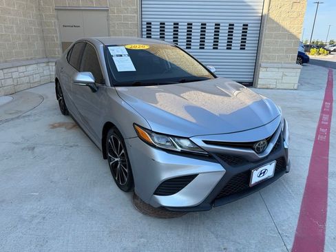 Used 2020 Toyota Camry SE image 3