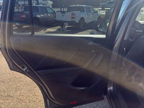 Used 2024 Volkswagen Tiguan SE image 17