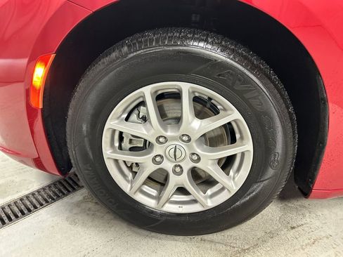 Used 2024 Chrysler Pacifica Touring-L image 9