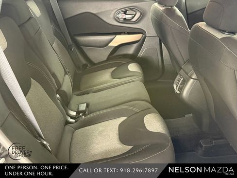 Used 2017 Jeep Cherokee Sport FWD image 35