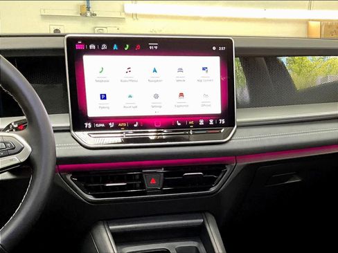 Used 2025 Volkswagen Tiguan SE w/ Panoramic Sunroof Package image 8