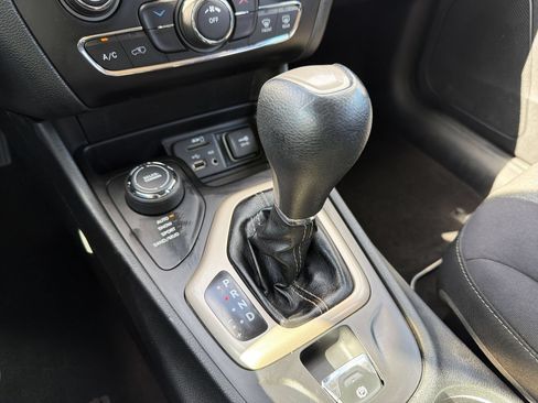 Used 2014 Jeep Cherokee Latitude w/ Cold Weather Group AWD/4WD image 33