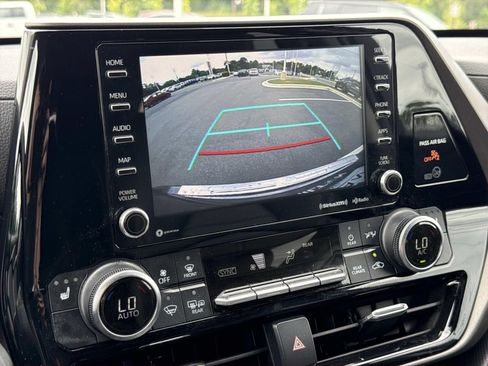 Used 2021 Toyota Highlander XLE AWD/4WD image 10