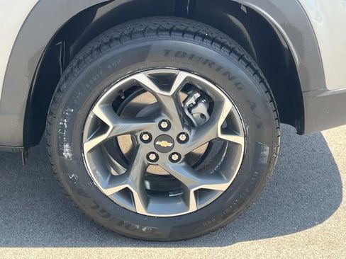 Used 2024 Chevrolet Trax LT w/ Sunroof Package FWD image 12