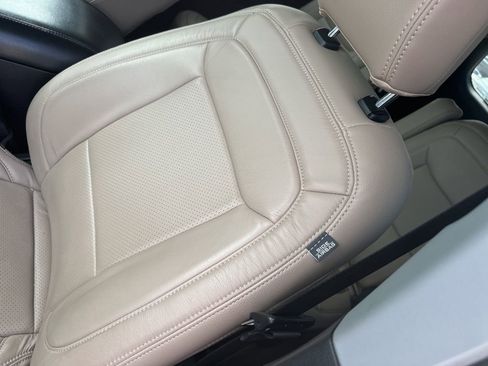 Used 2022 Ford Explorer XLT image 3