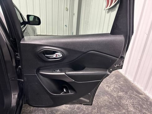 Used 2019 Jeep Cherokee Latitude Plus w/ Comfort/Convenience Group AWD/4WD image 14