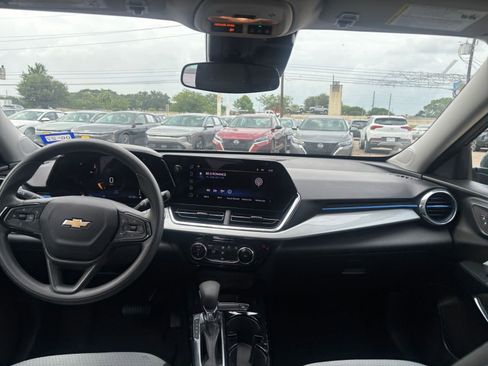 Used 2025 Chevrolet Trax LT FWD image 32