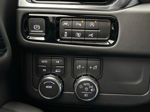 New 2025 GMC Yukon XL Elevation w/ LPO, Yukon Black Package image 31