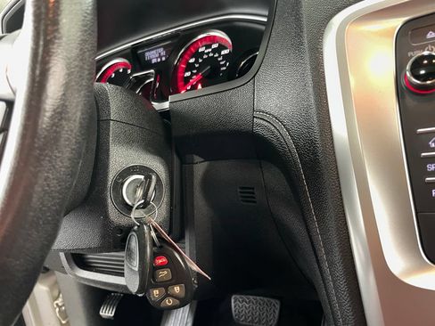Used 2014 GMC Acadia SLE FWD image 30
