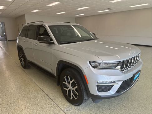 Used 2024 Jeep Grand Cherokee Limited w/ MOPAR Finishing Package AWD/4WD image 4