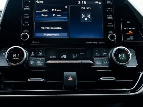 Used 2020 Toyota Highlander XLE image 15