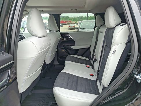 New 2025 Mitsubishi Outlander SE image 5