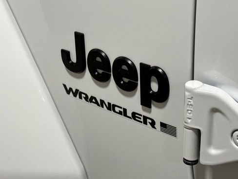 Used 2025 Jeep Wrangler Unlimited Sahara AWD/4WD image 25