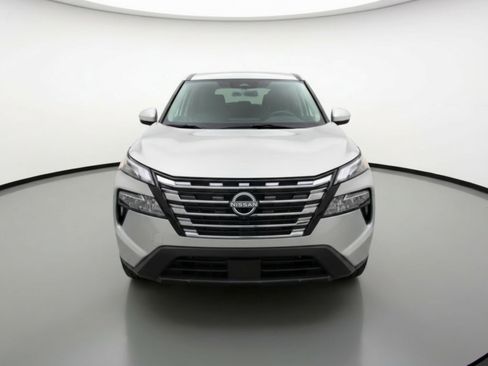 Used 2025 Nissan Rogue SV image 2