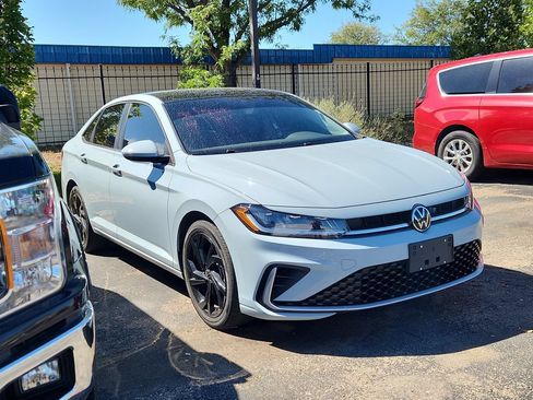 Used 2025 Volkswagen Jetta SE FWD image 1