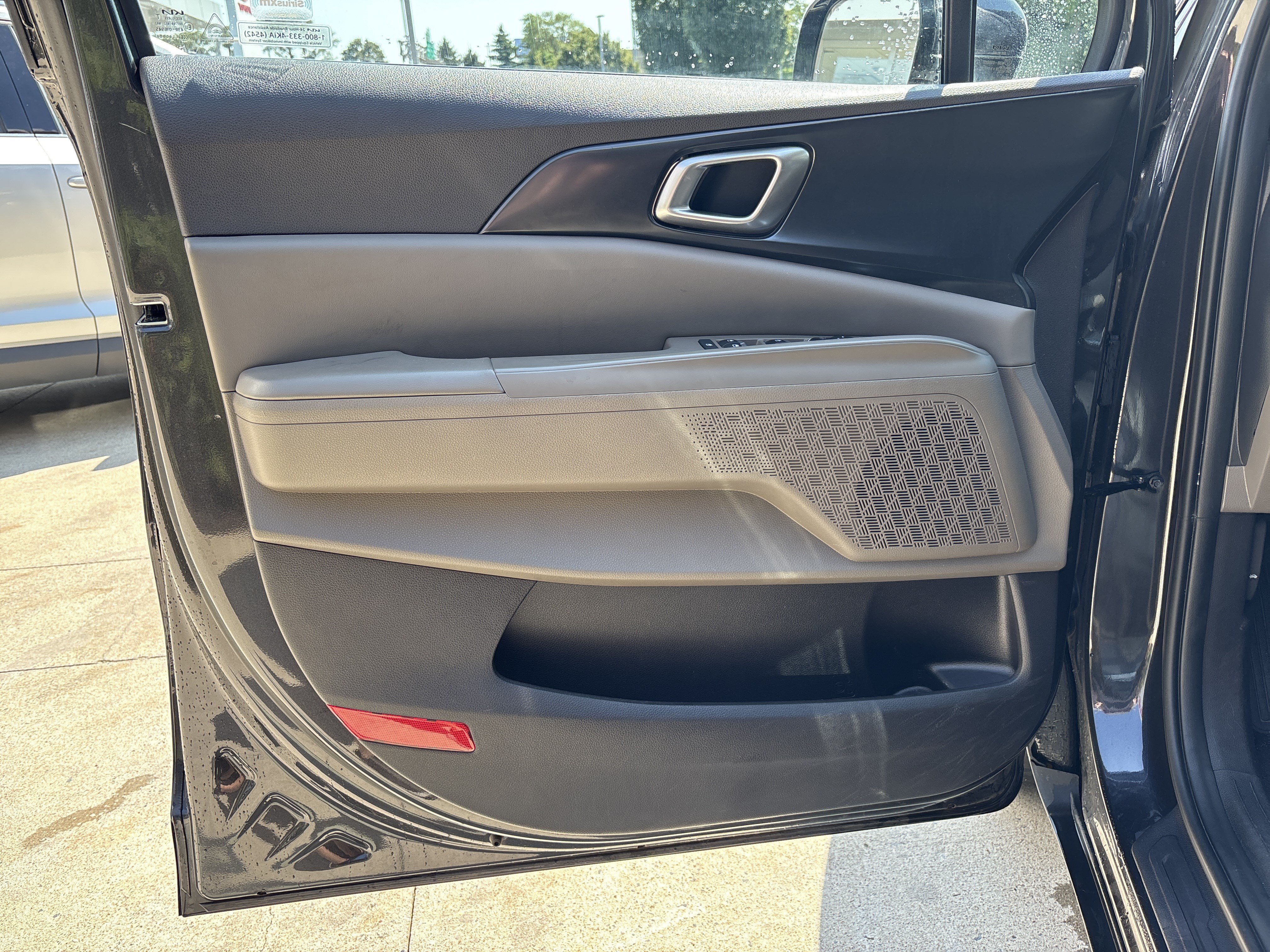 Used 2025 Kia Carnival FWD image 13