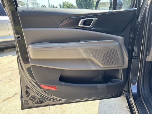 Used 2025 Kia Carnival FWD image 13