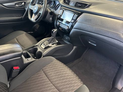 Used 2018 Nissan Rogue SV w/ Sun & Sound Touring Package FWD image 16